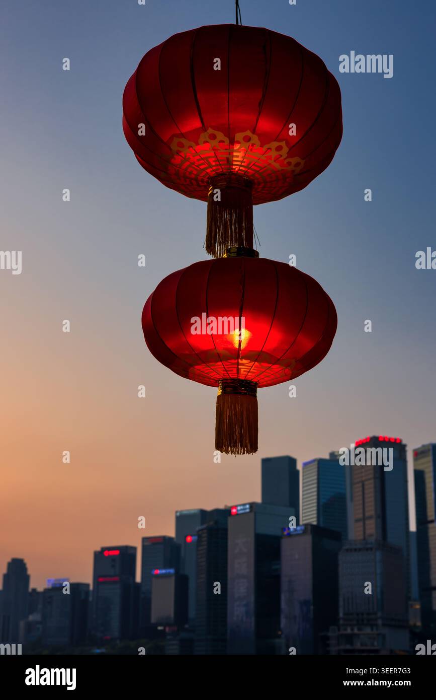 Lanterne illuminate al tramonto, Chongqing, Chin Foto Stock