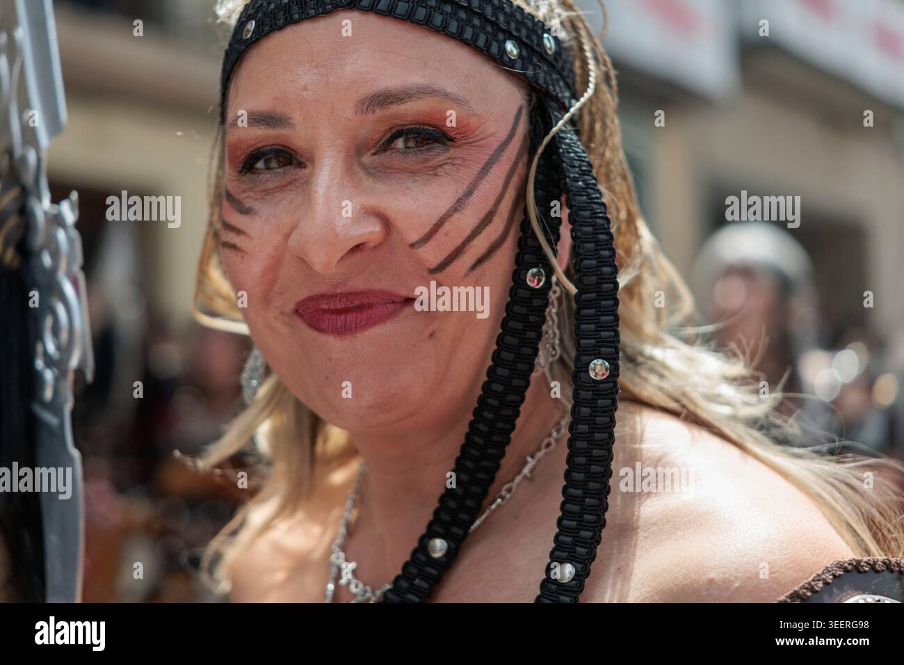 Ritratto dettagliato delle signore della sfilata del gruppo Asturianos durante l'ingresso cristiano ad Alcoy il 25 aprile 2026, Spagna Foto Stock