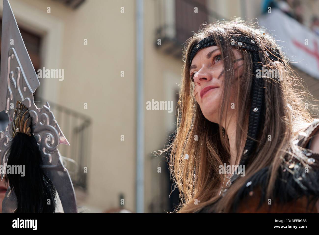 Ritratto dettagliato delle signore della sfilata del gruppo Asturianos durante l'ingresso cristiano ad Alcoy il 25 aprile 2026, Spagna Foto Stock