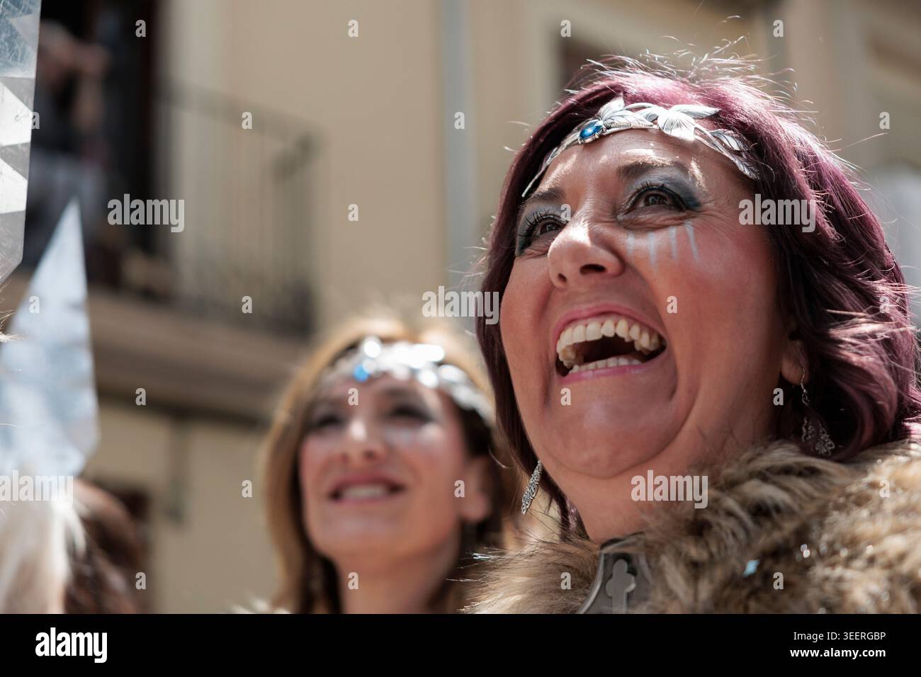 Ritratto dettagliato delle signore della sfilata del gruppo Asturianos durante l'ingresso cristiano ad Alcoy il 25 aprile 2026, Spagna Foto Stock