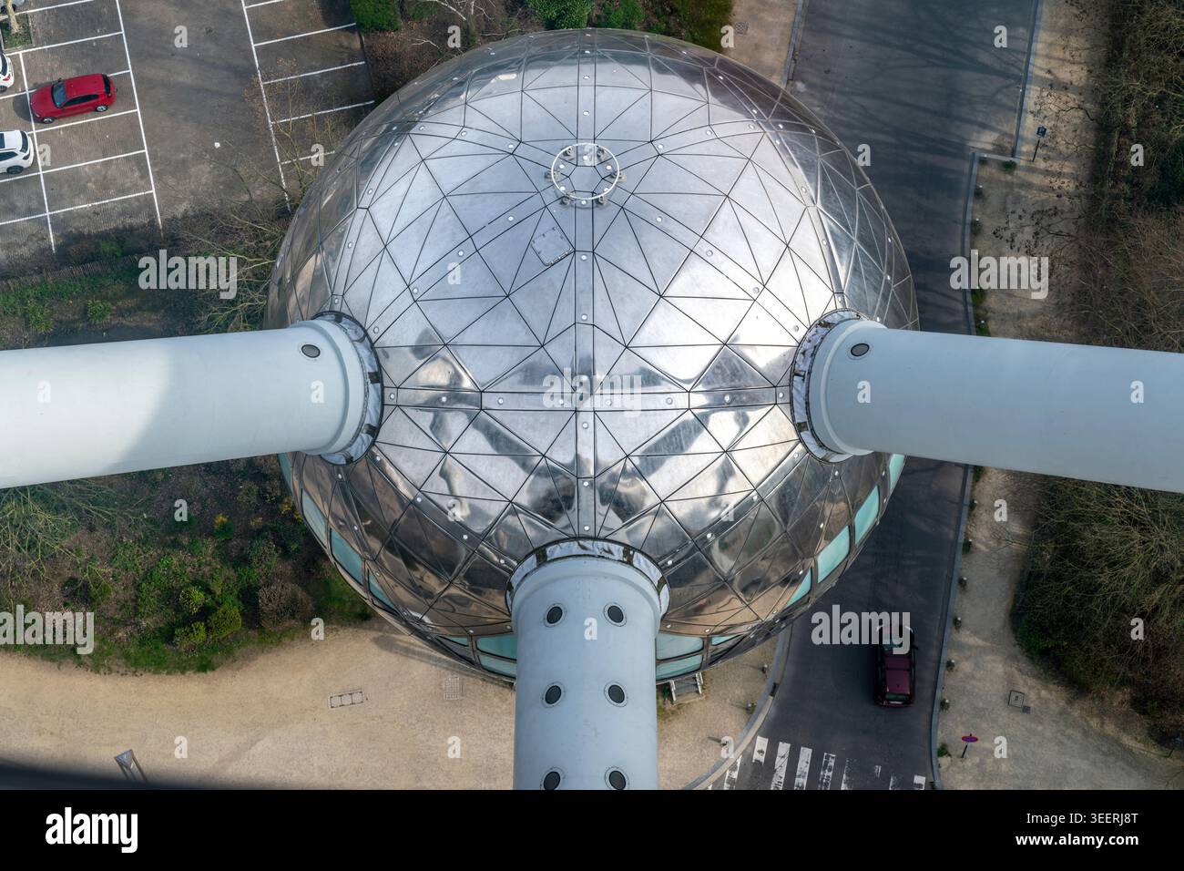 Guardando verso il basso la sfera base dal ristorante in cima all'edificio Atomium, costruito per la Fiera Mondiale di Bruxelles del 1958, Belgio Foto Stock