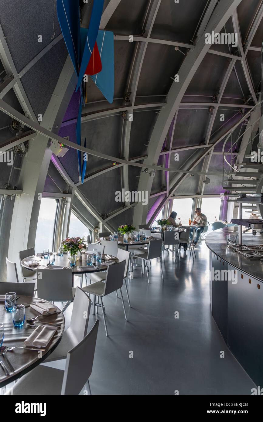 Il ristorante nella sfera superiore dell'Atomium mostra le travi e le finestre di costruzione. Costruito per l'esposizione mondiale di Bruxelles del 1958, Belgio. Foto Stock