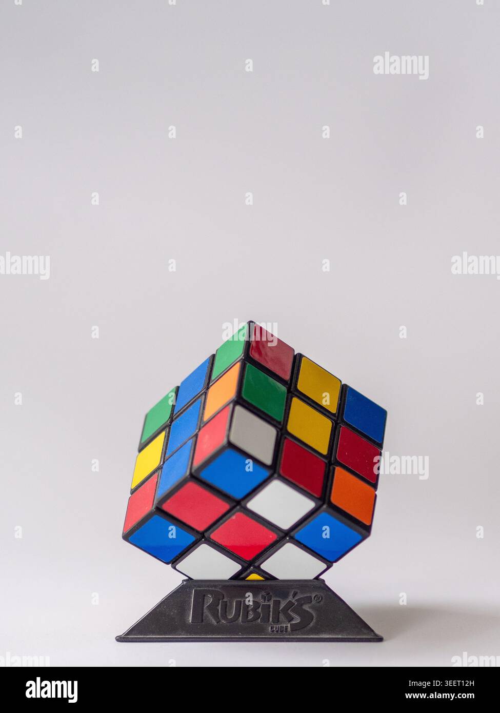 cubo di rubik e sfondo bianco Foto Stock