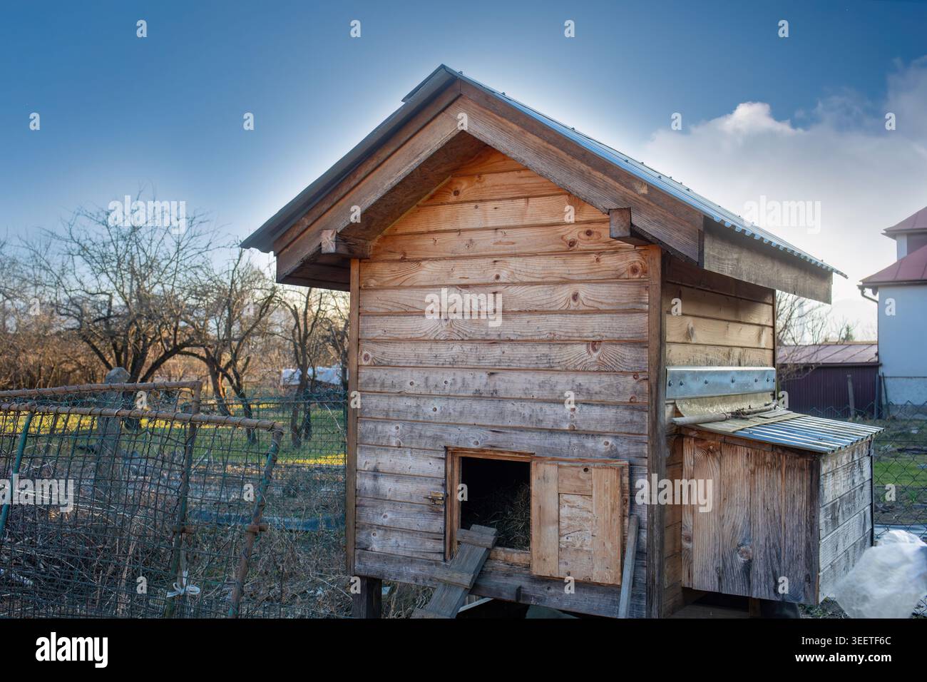 Tradizionale coop di pollo in legno nel giardino rurale sul retro Foto Stock