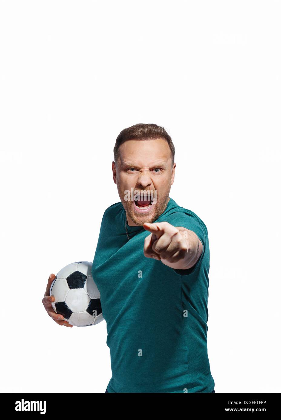 tifoso o allenatore di calcio con la palla in mano per festeggiare su sfondo bianco libero Foto Stock