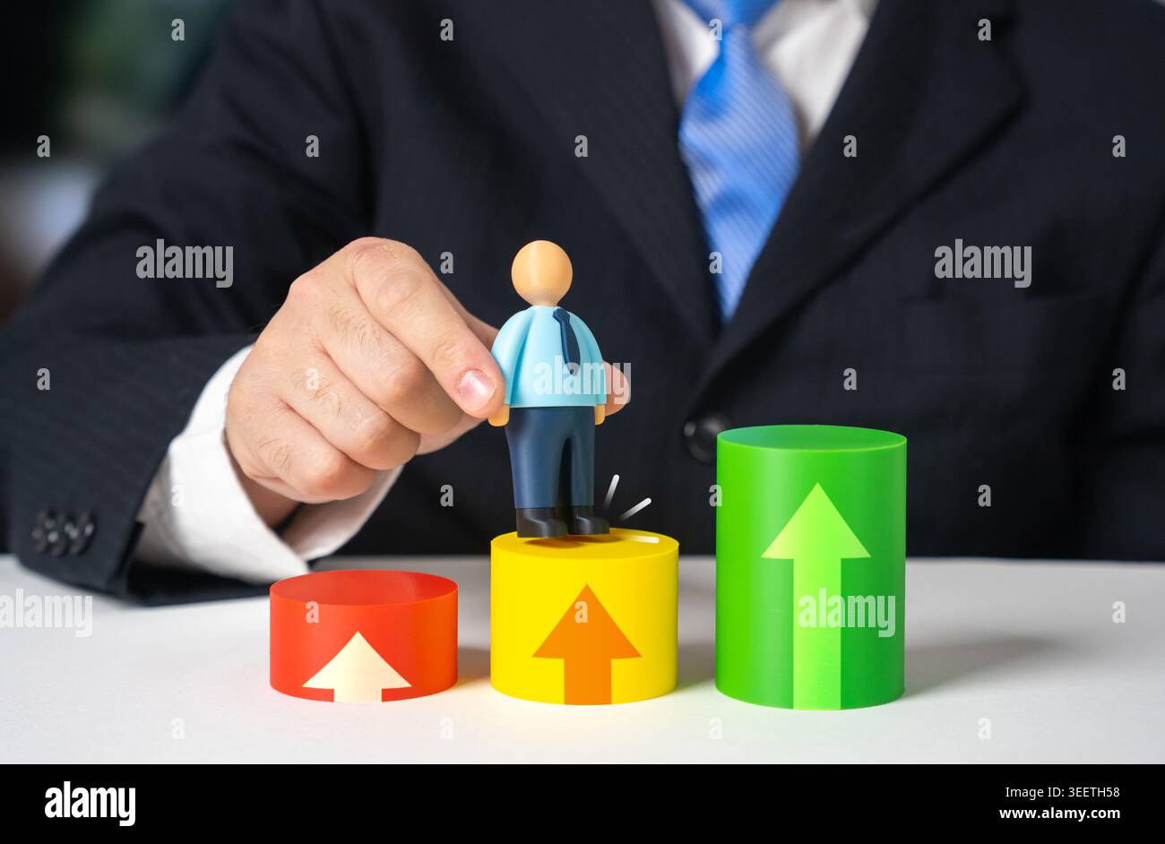Promuovere lo sviluppo dei dipendenti a nuovi livelli. Formazione continua e promozione. Crescita della carriera, formazione della forza lavoro e avanzamento professionale con Foto Stock