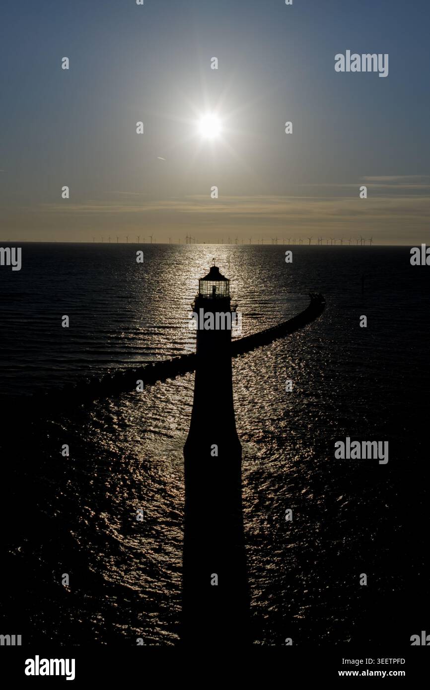 Faro di New Brighton a Perch Rock sulla costa di Wirral, che si affaccia sul fiume Mersey nel Merseyside, Inghilterra. Foto Stock