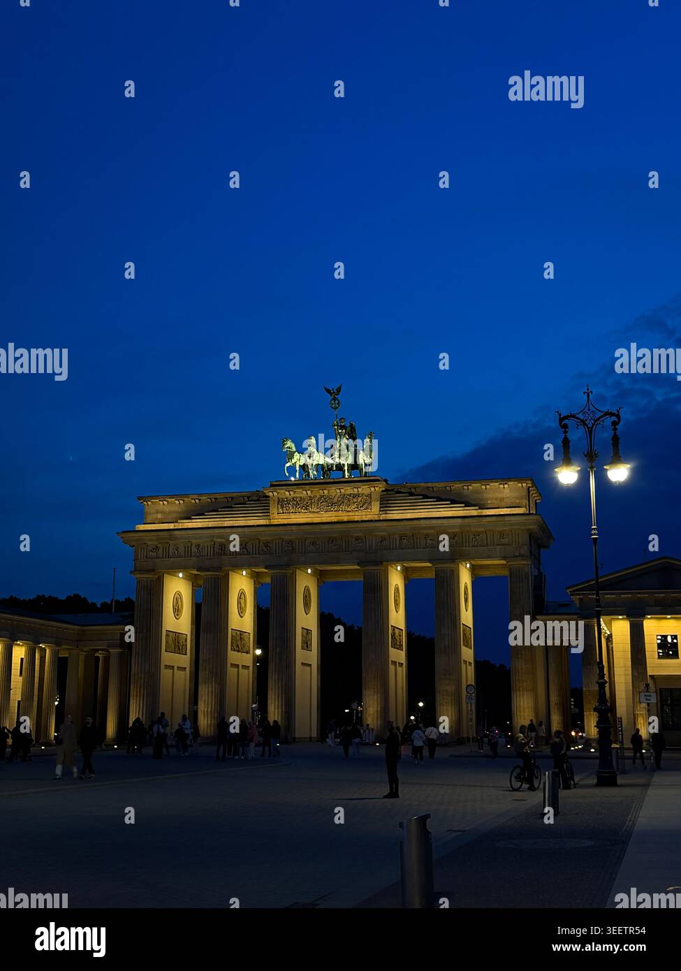 Storica porta di Brandeburgo nel centro di Berlino, splendido monumento per la fotografia di strada sotto un cielo limpido, in Germania. Popolare attrazione turistica - Immagine stock catturata con smartphone