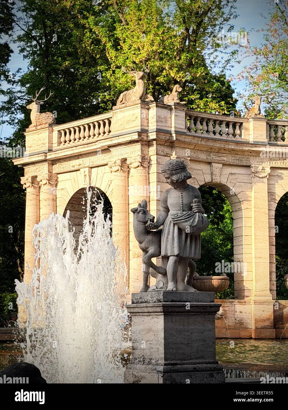Storica fontana Maerchenbrunnen a Volkspark Friedrichshain, Berlino, Germania. Splendida arco fiabesco con spruzzi d'acqua in una giornata di sole.⁠ - Immagine stock catturata con smartphone