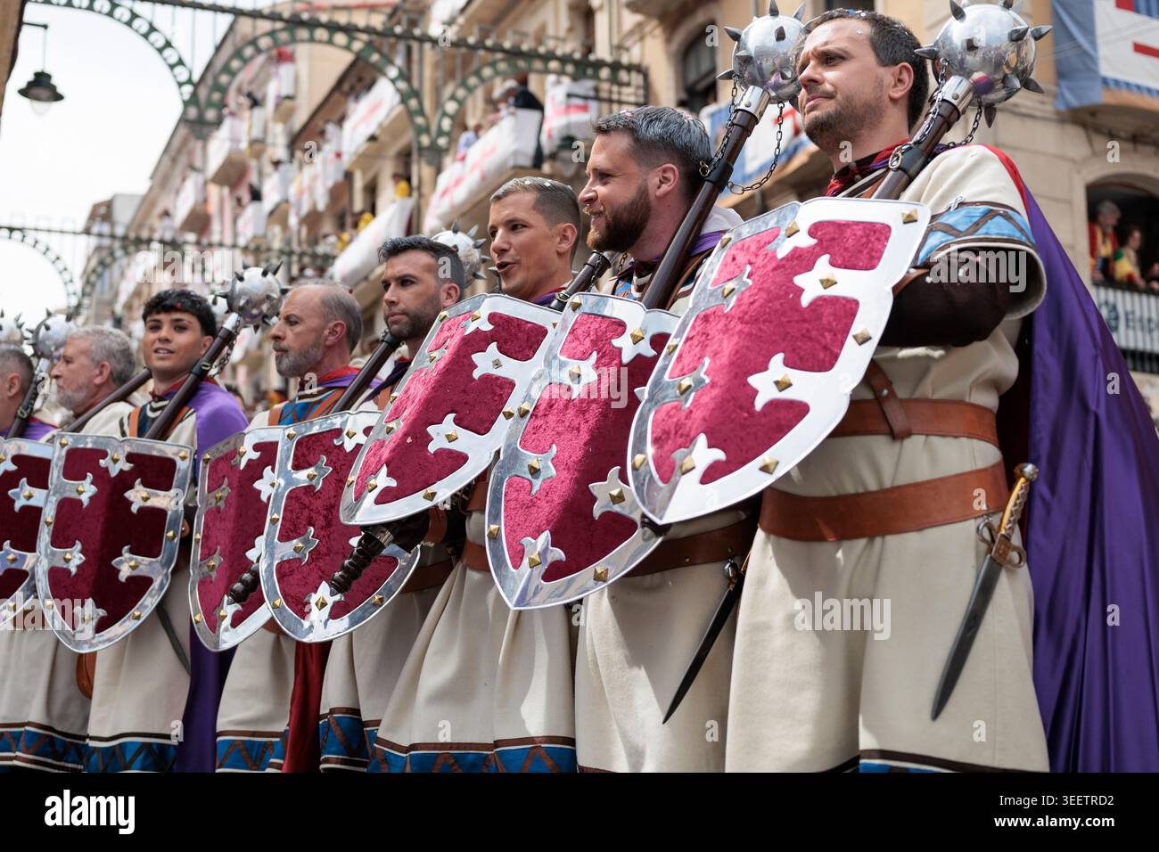 Squadra maschile del gruppo Vascos in marcia durante il festival Mori e cristiani ad Alcoy 2026, Spagna Foto Stock