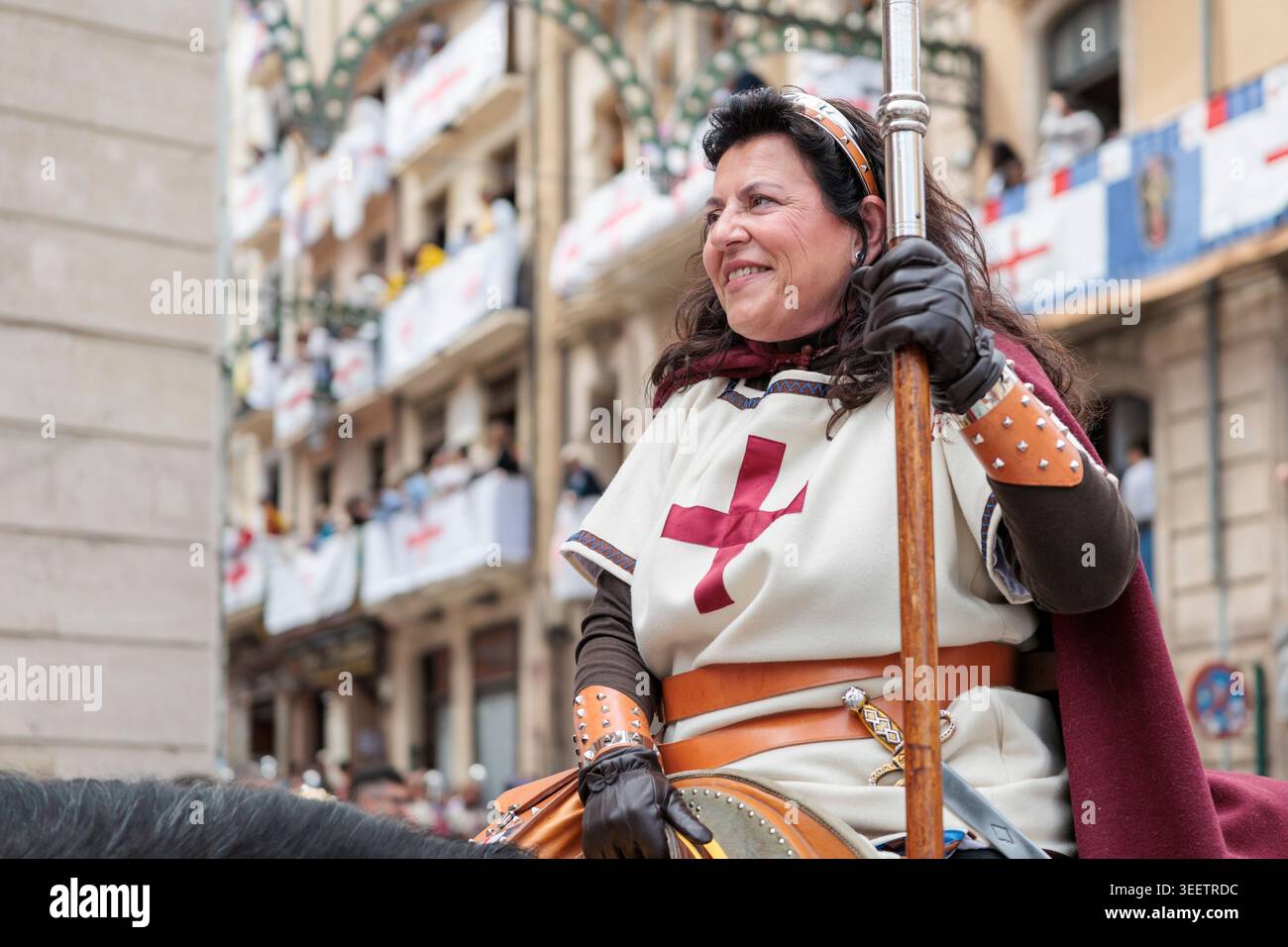 Portabandiera del gruppo Vascos a cavallo durante il festival Mori e cristiani ad Alcoy 2026, Spagna Foto Stock