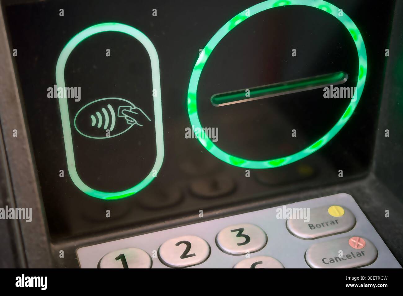 Lettore di pagamenti contactless e tastiera ATM per un accesso sicuro a banche e contanti Foto Stock