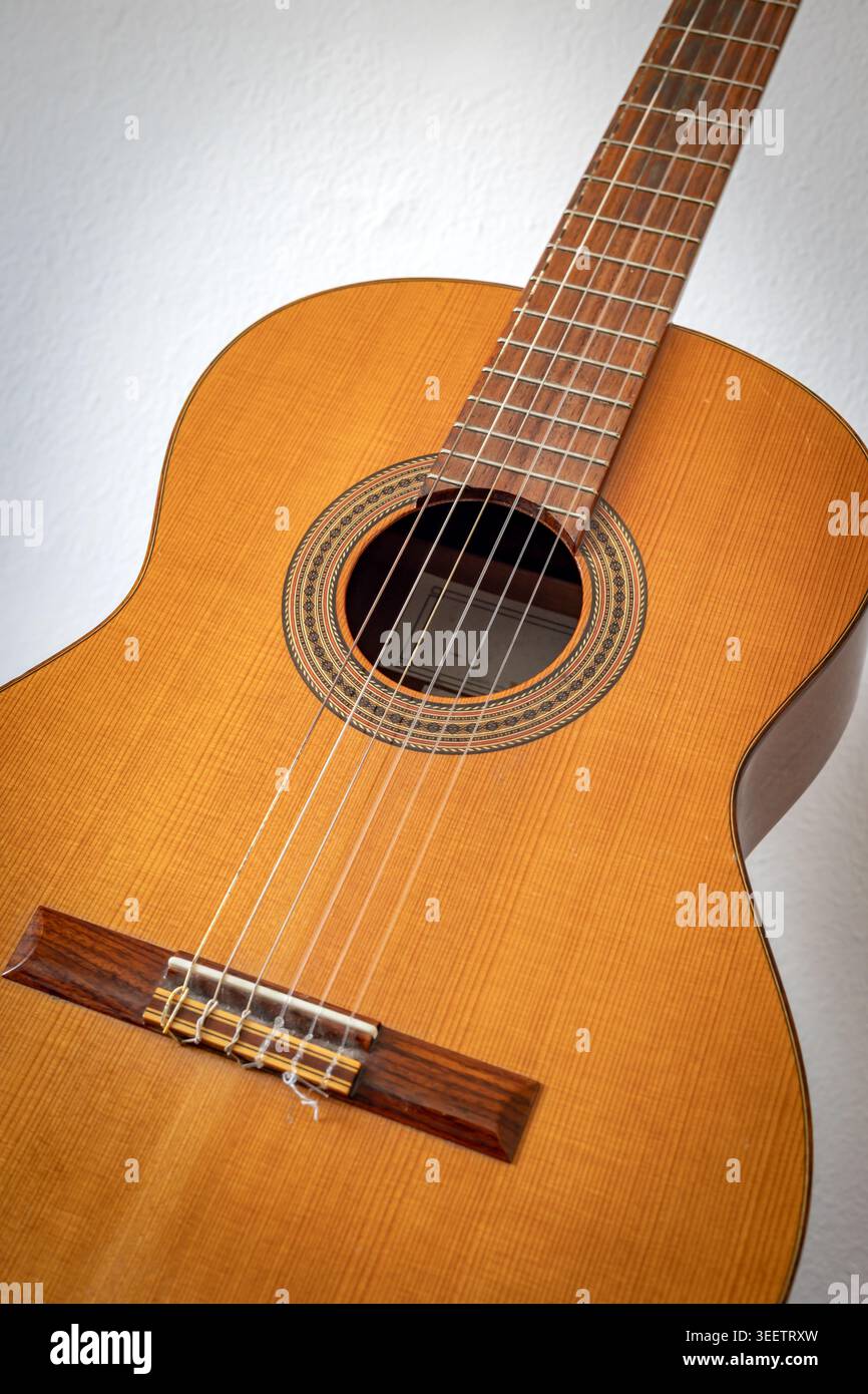 Primo piano della classica chitarra spagnola con corpo in legno e corde Foto Stock