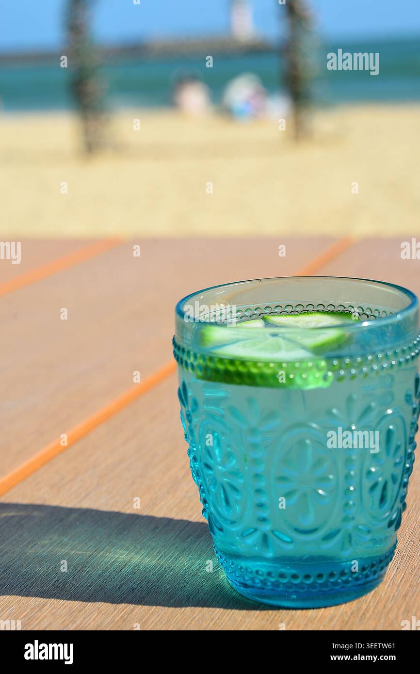 Primo piano di una tazza di acqua di limone su un tavolo Foto Stock
