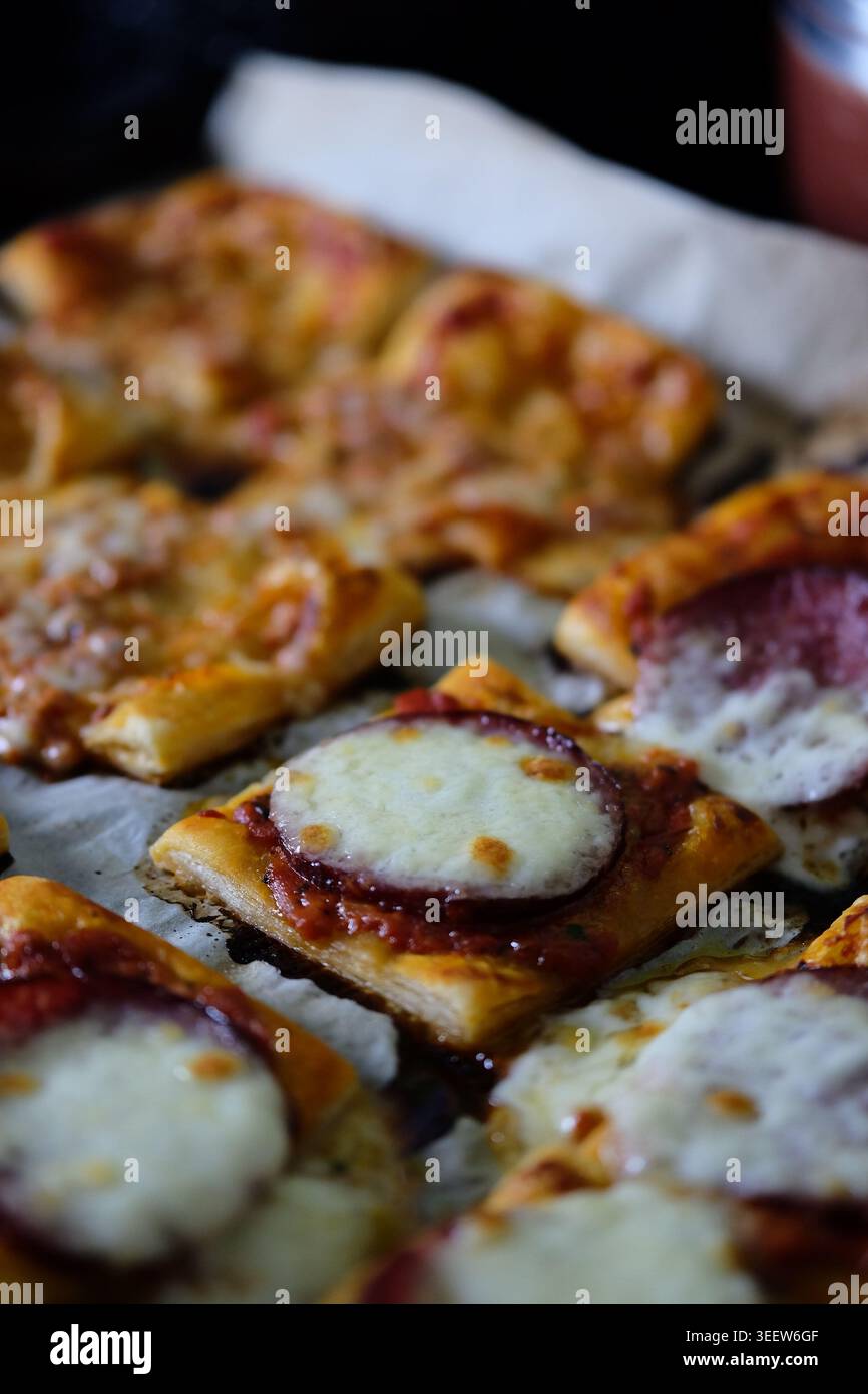Deliziosi dolci al formaggio. Pasticcini friabili dorati con marmellata Foto Stock