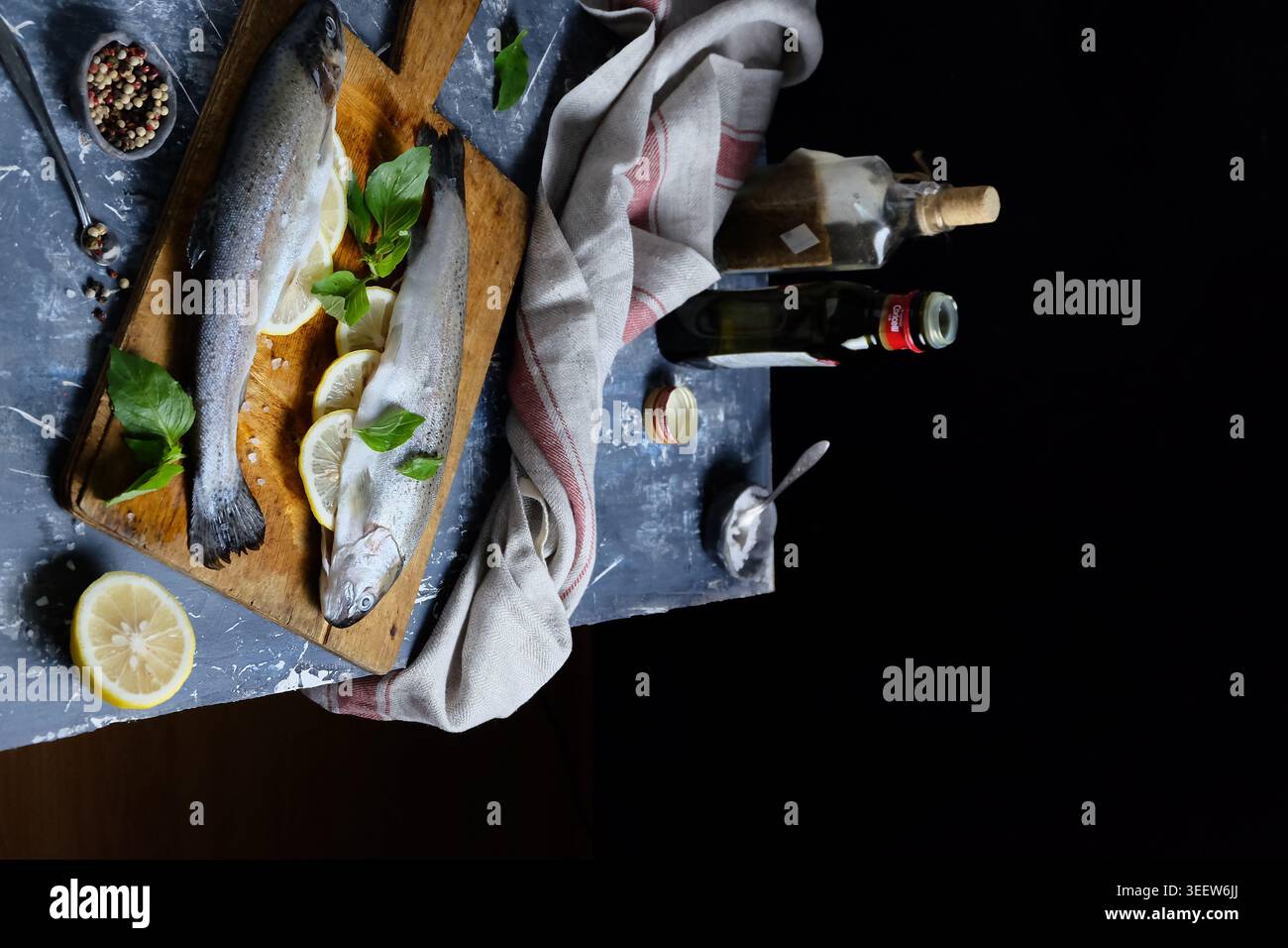 Tacos salati di pesce pastella abbinati a lime e salse saporite Foto Stock