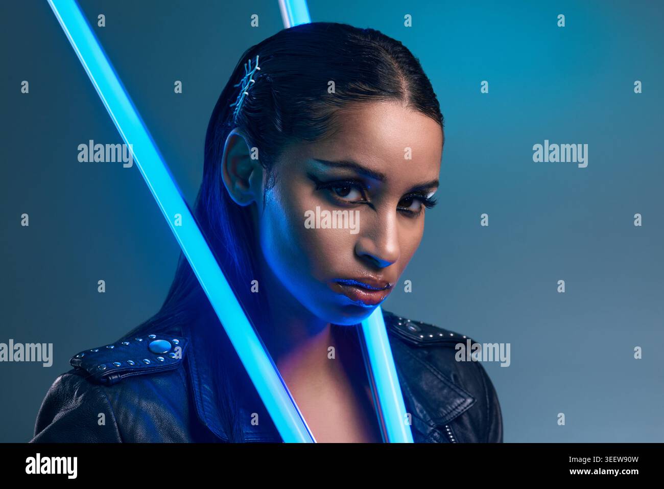 Neon, ritratto e donna in studio con bellezza, luce e stile cool per creatività, serietà e arte. UV, estetica e persona con bagliore Foto Stock
