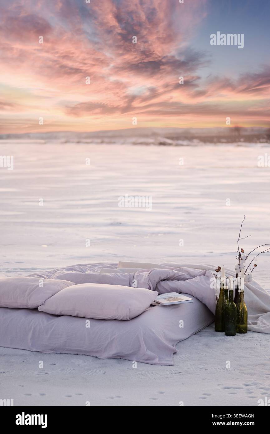 Idilliaco tableau lungo la costa con morbidi cuscini e illuminazione delicata Foto Stock
