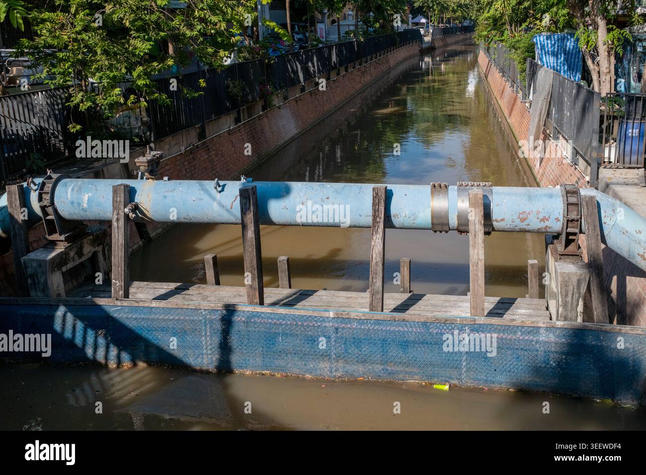Tubi dell'acqua sul canale ONG Ang a Bangkok, Thailandia Foto Stock