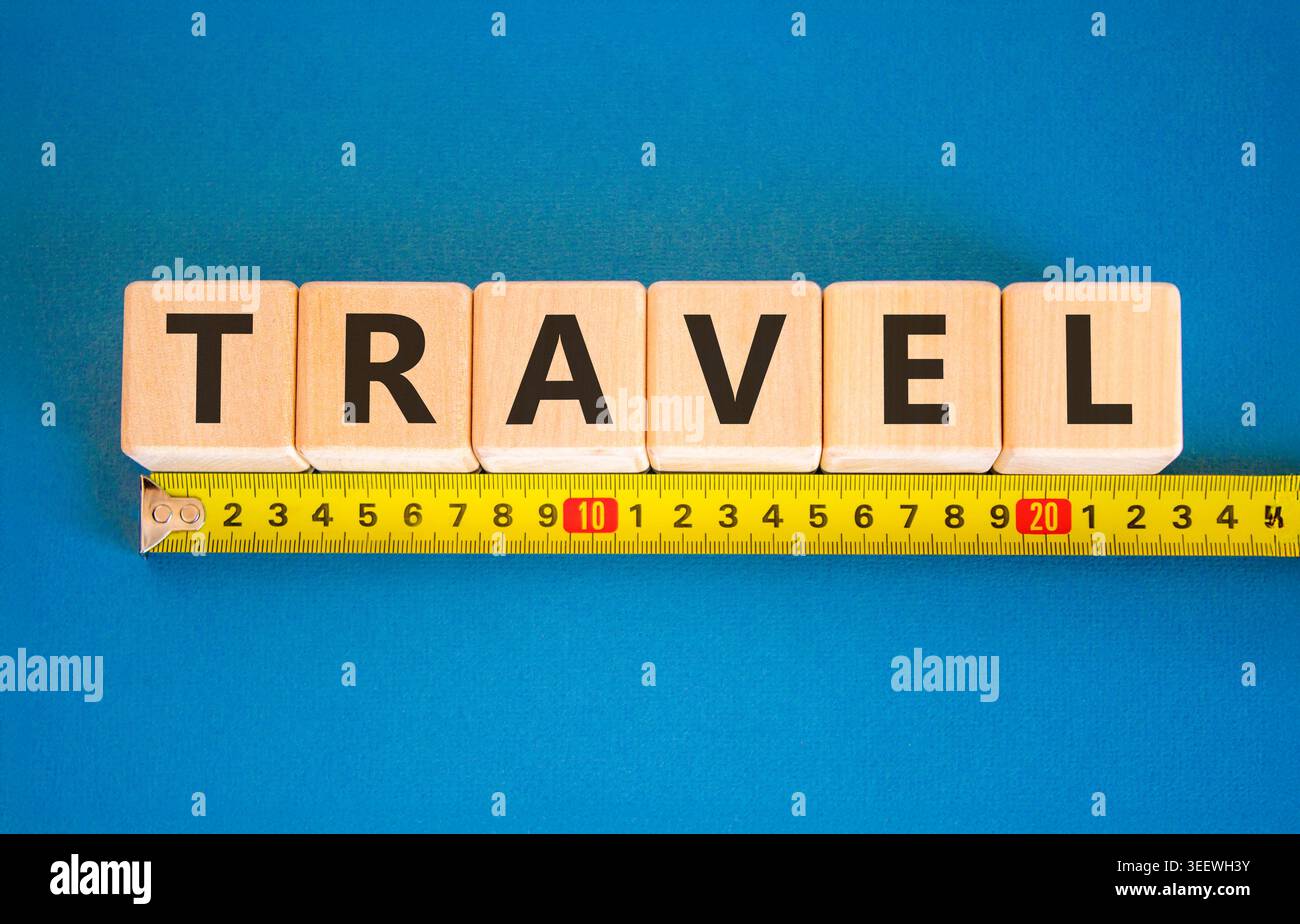 Simbolo turistico di viaggio. Concetto di viaggio in bellissimi isolati. Bellissimo sfondo blu. Bellissimo righello a nastro giallo. Attività t Foto Stock