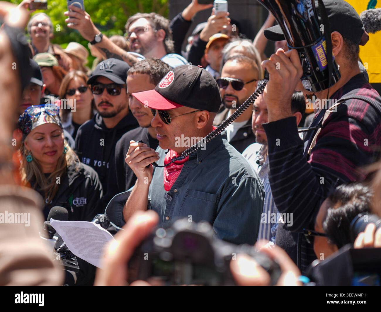 New York, NY 12 maggio: Tom Morello di Rage Against the Machine si è Unito alla New York Immigration Coalition e ai sostenitori dei diritti degli immigrati fuori dal 26 Federal Plaza a Lower Manhattan Tuesday per protestare contro le politiche di detenzione e deportazione del GHIACCIO. Brad Lander era presente anche il 12 maggio 2026 Credit: Xavier Diaz/AdMedia Foto Stock
