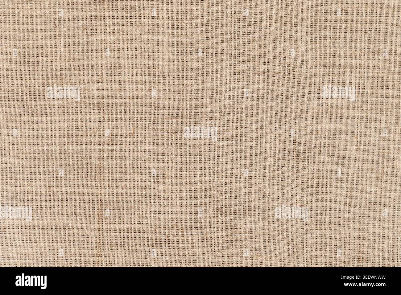 Tessuto grezzo in tonalità beige neutre, perfetto come sfondo rustico, materiale di imballaggio, superficie artigianale o texture tessile per ph del prodotto Foto Stock