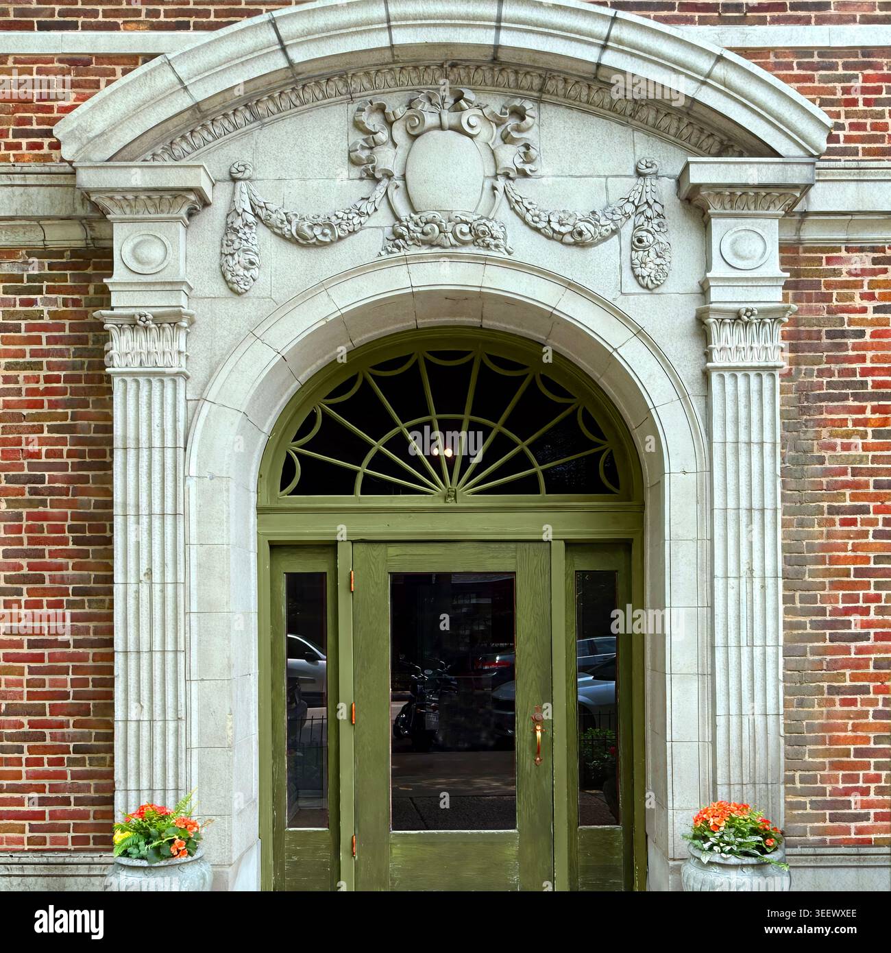Grandi storiche porte ad arco verdi sotto ornamenti ornamentali in pietra calcarea garland a Chicago. Foto Stock