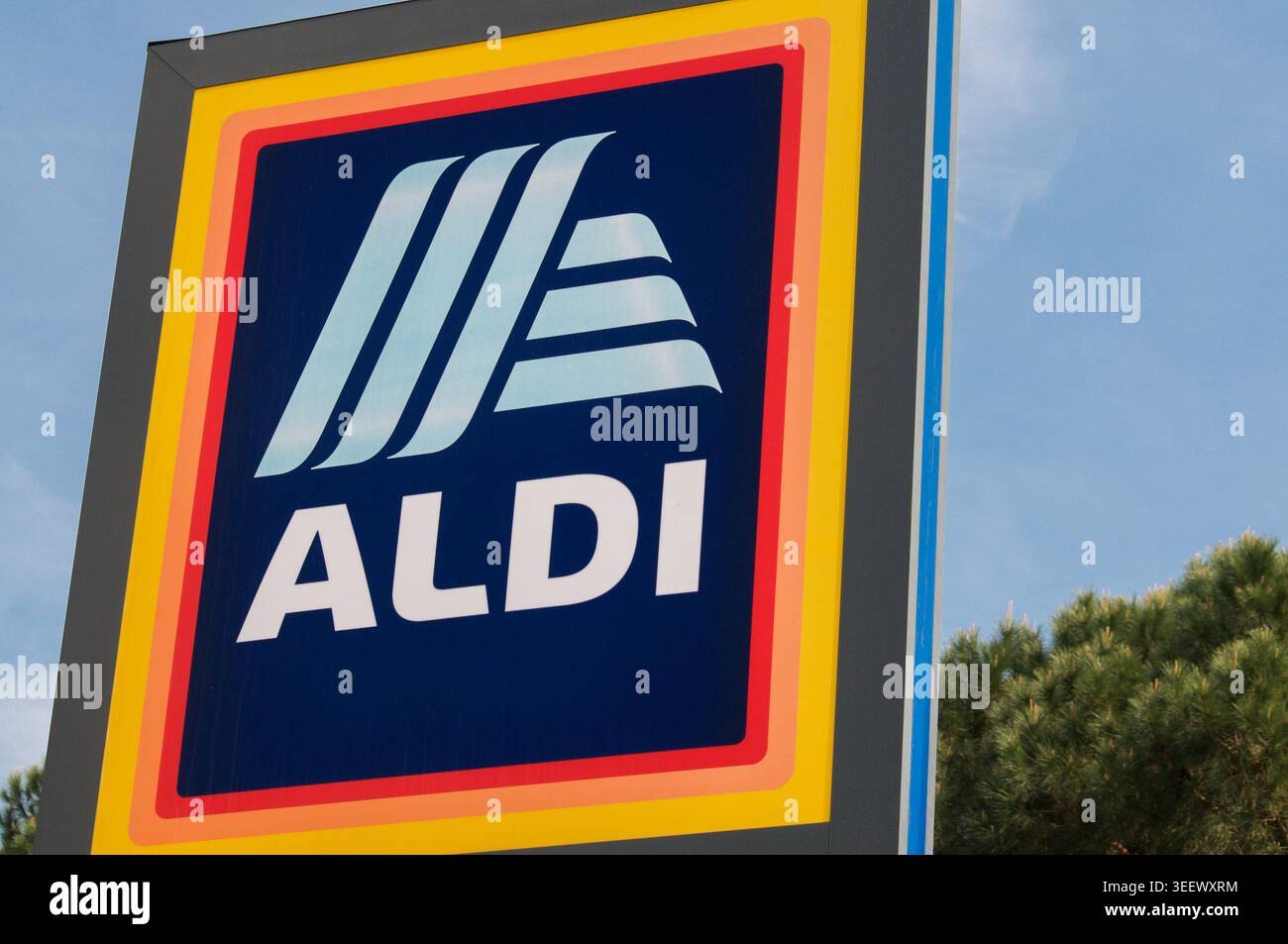 Savosa, Ticino, Svizzera - 17 aprile 2026: Cartello con il logo del supermercato Aldi sull'esterno dell'edificio a Lugano. ALDI è un'azienda tedesca Foto Stock
