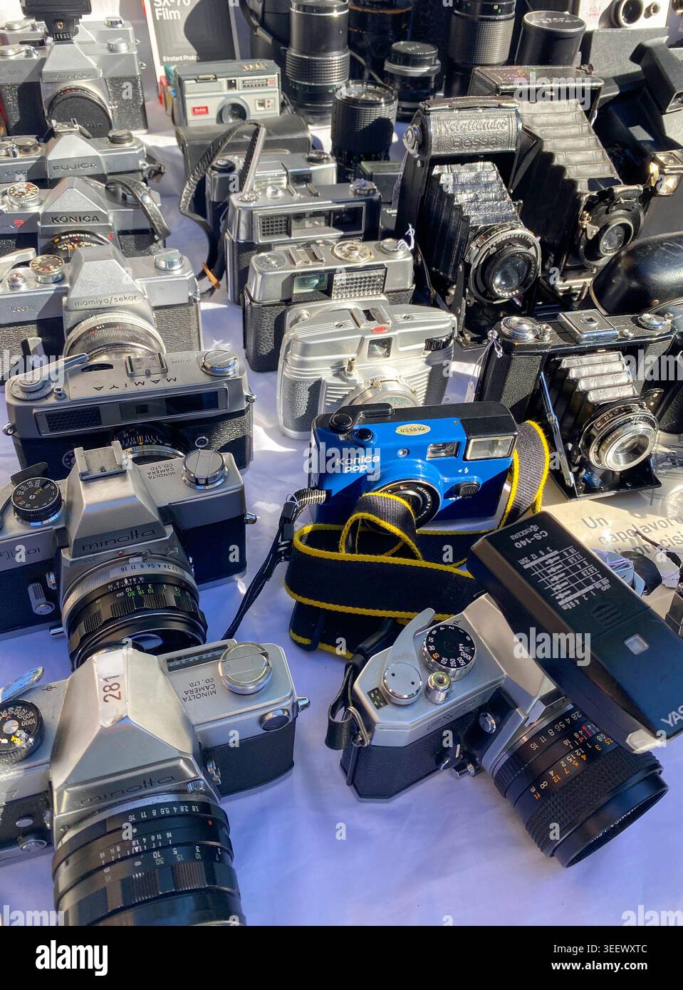 Lugano, Ticino, Svizzera - 5 ottobre 2025: Un vasto assortimento di telecamere analogiche d'epoca, tra cui reflex, telemetri e videocamere a soffietto Foto Stock