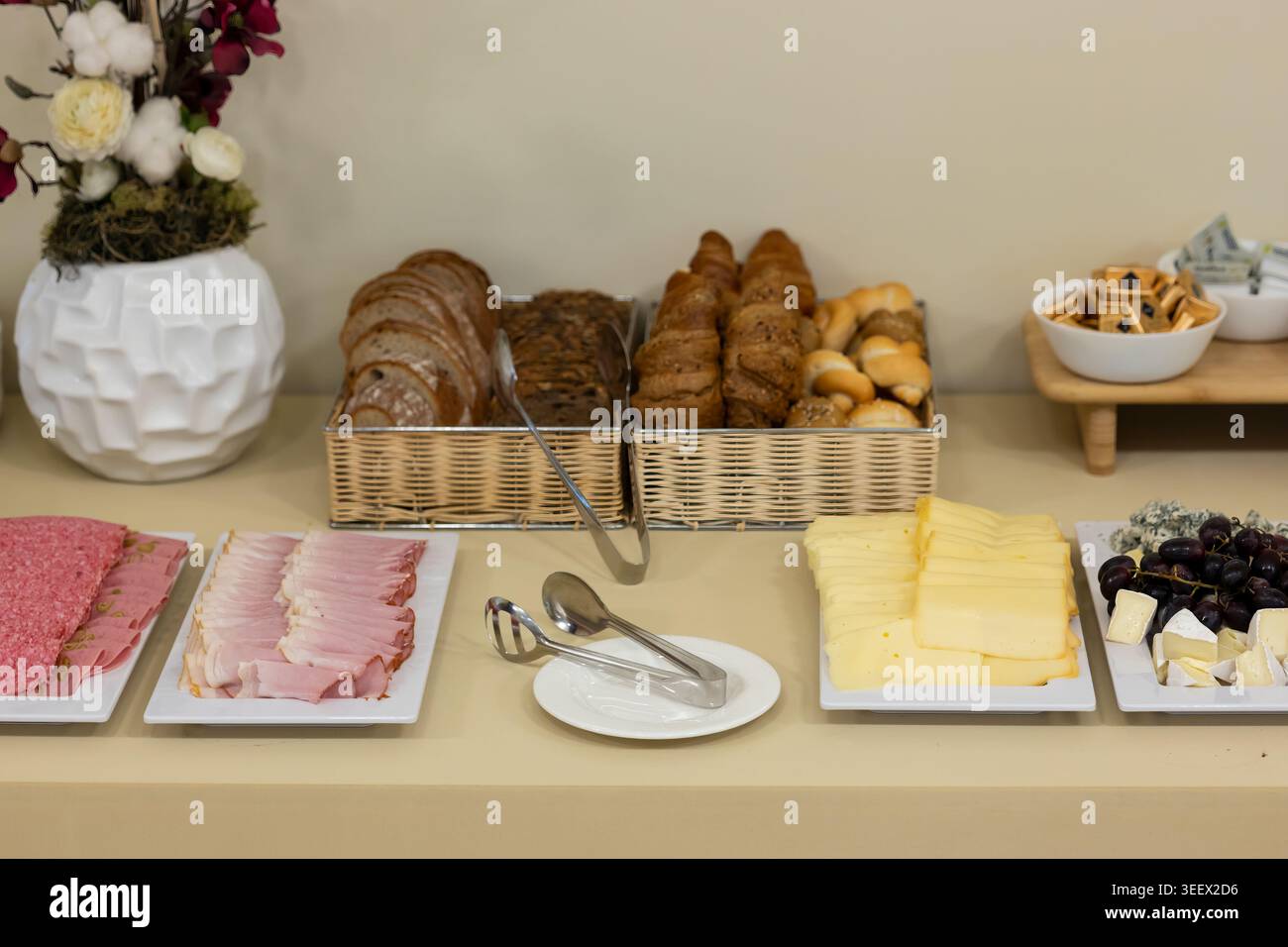Colazione continentale a buffet con vari affettati, formaggio, uva e pane assortito Foto Stock