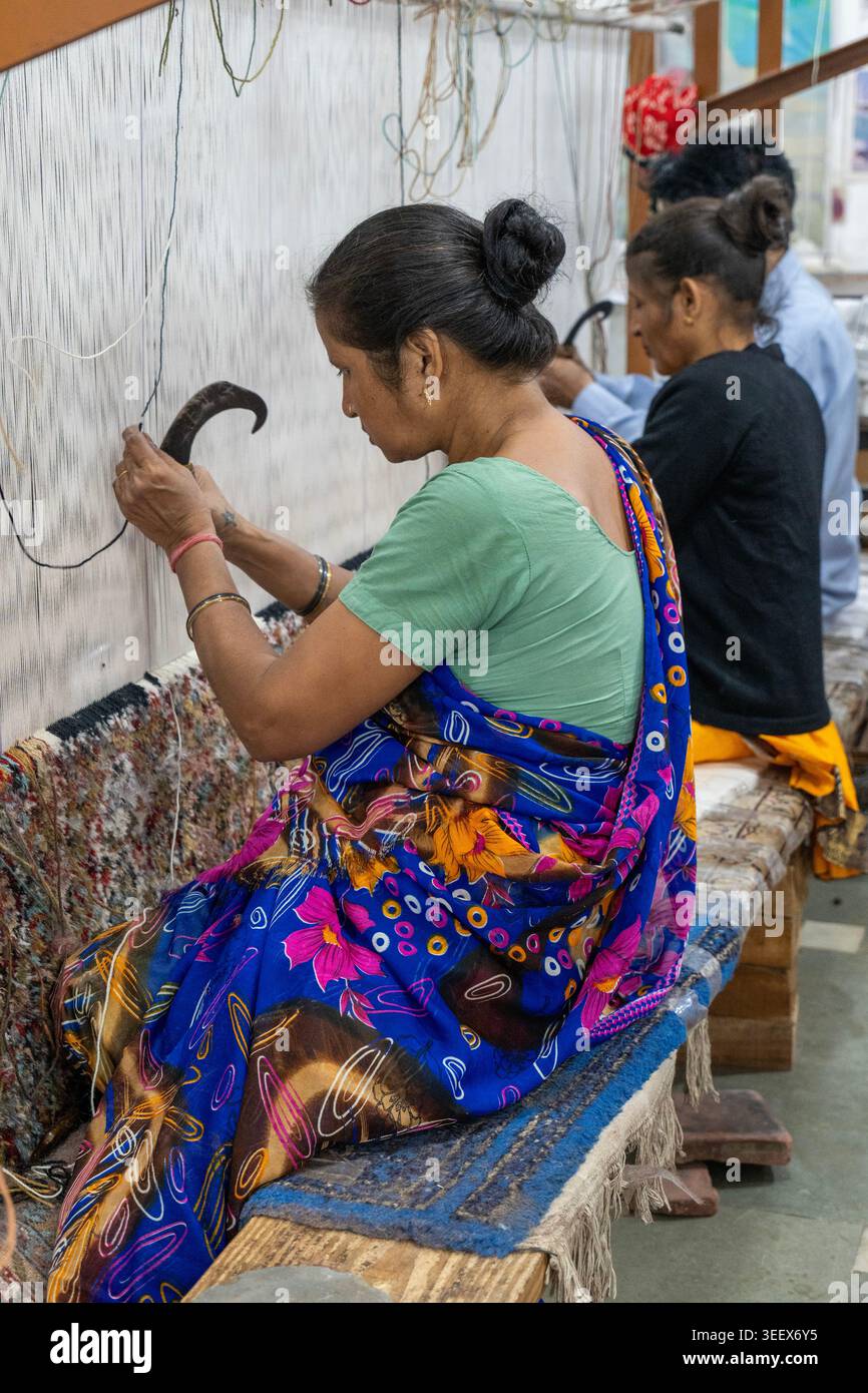 Produzione tradizionale di tappeti fatti a mano in India Foto Stock