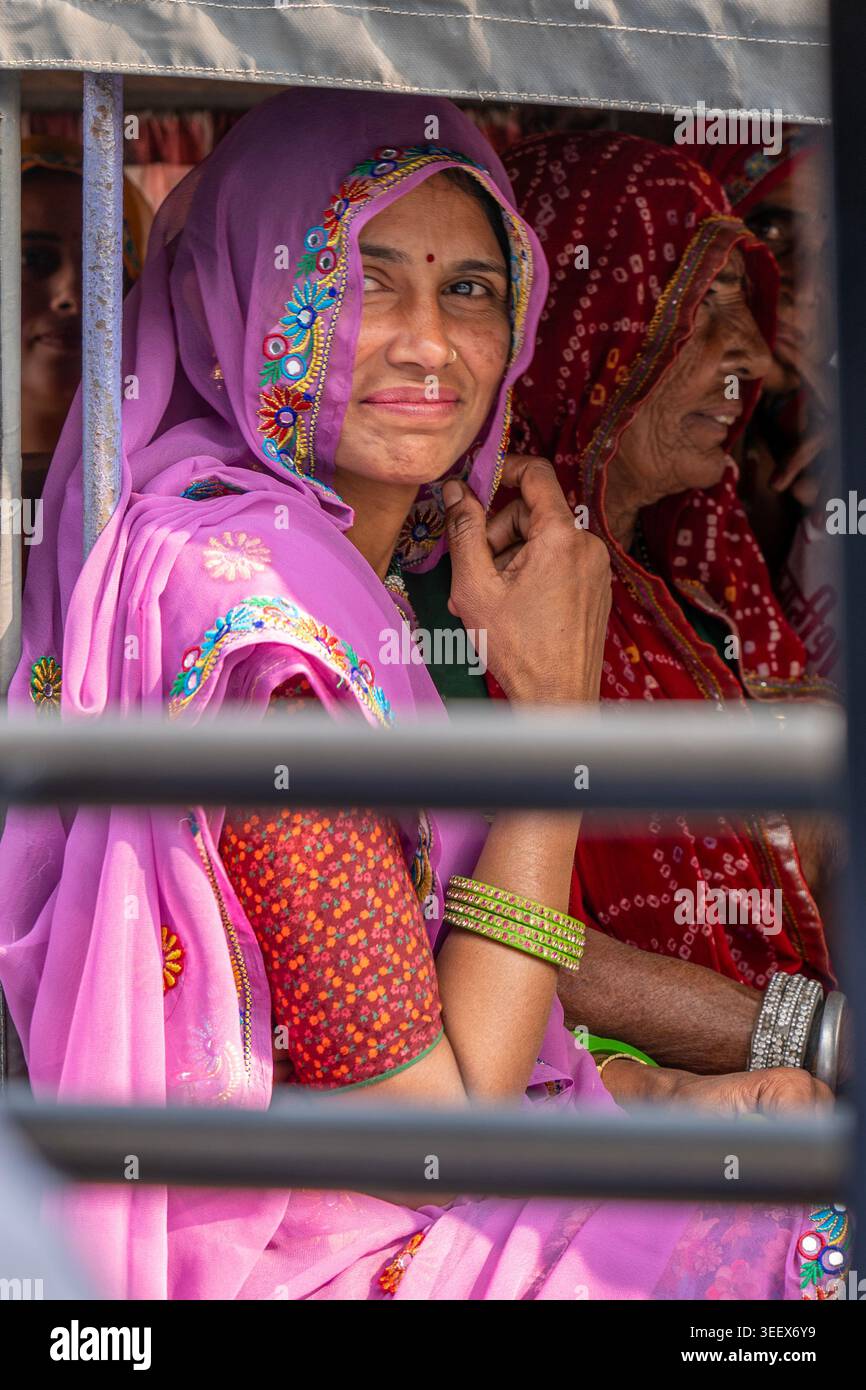 Donne rurali indiane che pendono al mercato in un tuk tuk Foto Stock