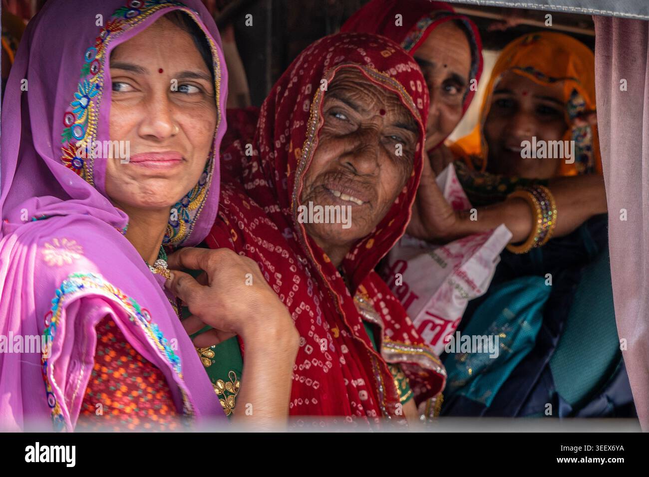 Donne rurali indiane che pendono al mercato in un tuk tuk Foto Stock