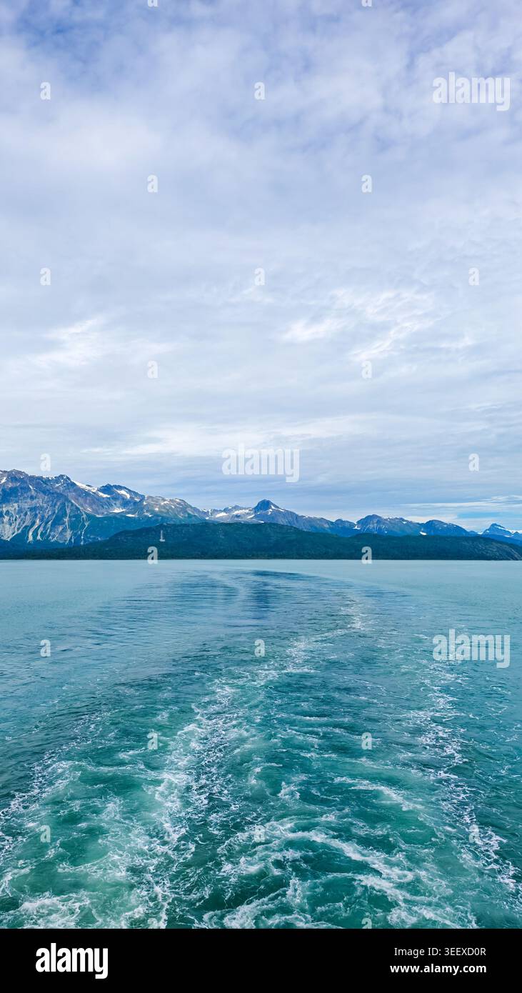 Unorganized Borough, USA - 16 agosto 2024: Vista della scia da una barca che si muove attraverso l'acqua dell'oceano verso la catena montuosa Fairweather in Alaska Foto Stock
