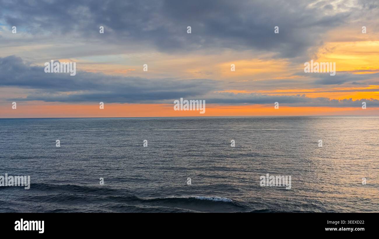 Oceano Pacifico, Oceano Pacifico - 16 agosto 2024: Una vista ipnotica dell'Oceano Pacifico al tramonto, con un cielo spettacolare e colorato e una superficie oceanica tranquilla Foto Stock