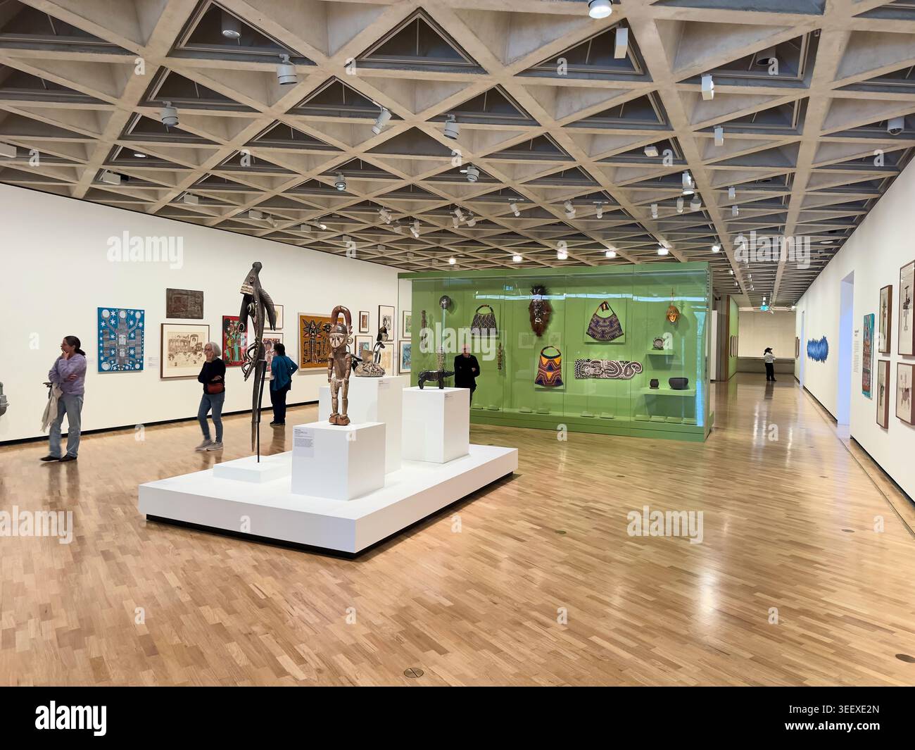 Panoramica di una delle gallerie che espongono arte e manufatti dell'Oceanic, dell'Isola del Pacifico. Al museo d'arte National Gallery of Australia di Canberra. Foto Stock