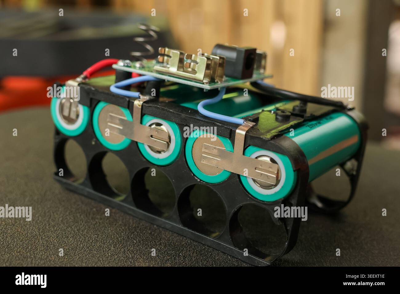 Vista ravvicinata di un'impressionante batteria personalizzata che mostra l'array di celle agli ioni di litio con sistema elettronico di alimentazione per ingegneria a circuito stampato. Meticoloso W Foto Stock