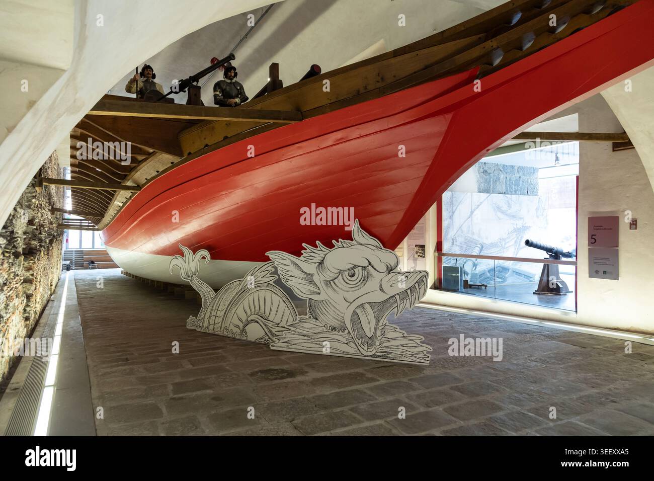 Genova, Italia - 17 febbraio 2026: Vista interna di uno storico scafo restaurato della galea esposta al Galata Museo del Mare. La struttura in legno mostra trad Foto Stock