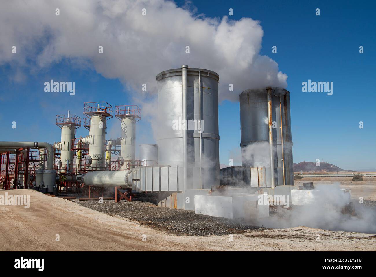 Pozzi di vapore in un campo geotermico in Messico, con trattamento del vapore e disidratazione per il processo di trasferimento attraverso tubi per il generatore di energia. Foto Stock