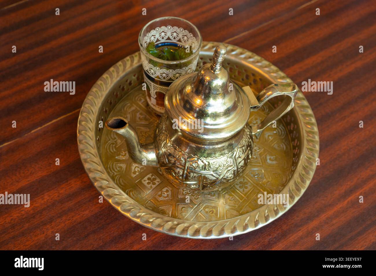 Tè marocchino alla menta in teiera e bicchiere, tradizionale bevanda araba dal Marocco Foto Stock