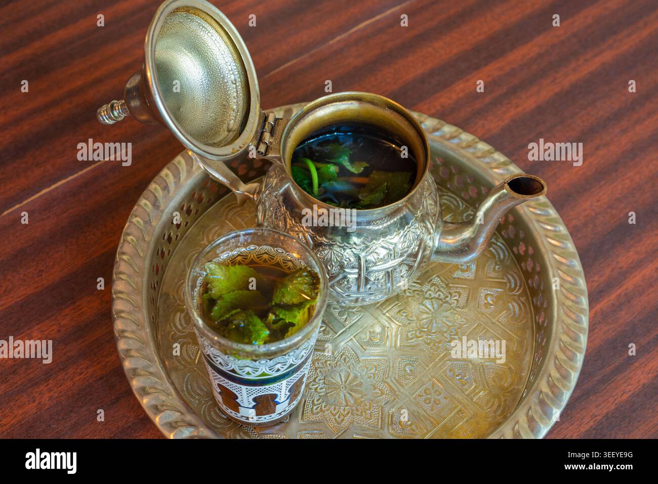 Tè marocchino alla menta in teiera e bicchiere, tradizionale bevanda araba dal Marocco Foto Stock