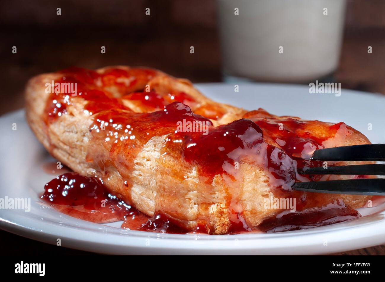 Ottimi pasticcini, pane dolce messicano per colazione, dessert o cene di famiglia, tradizionale. Primo piano o zoom del pane riempito con marmellata di fragole su a. Foto Stock
