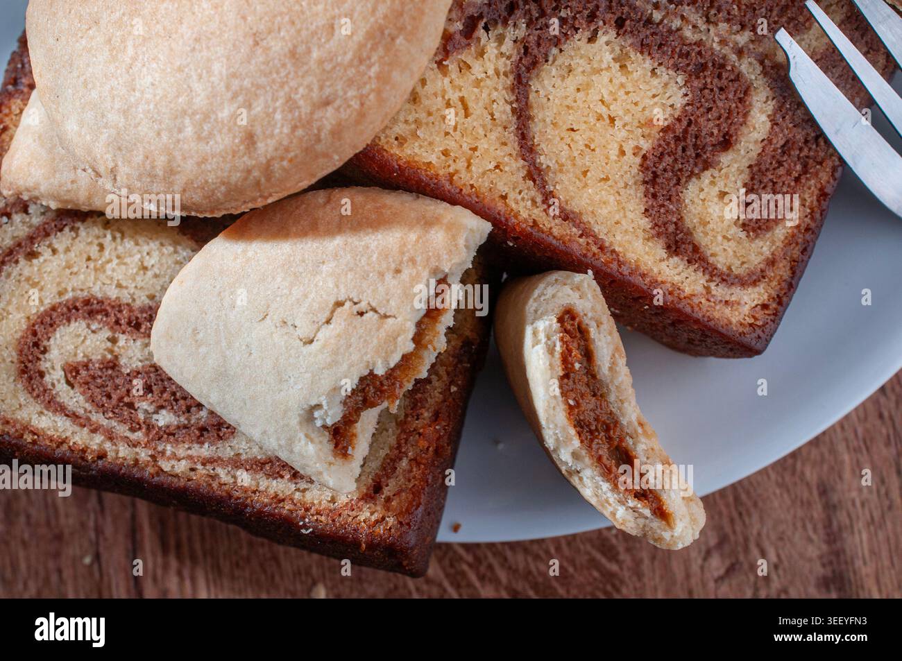 Ottimi pasticcini, pane dolce messicano per colazione, dessert o cene di famiglia, tradizionale. Primo piano o zoom del pane. Torta di marmo ripiena di cajeta Foto Stock