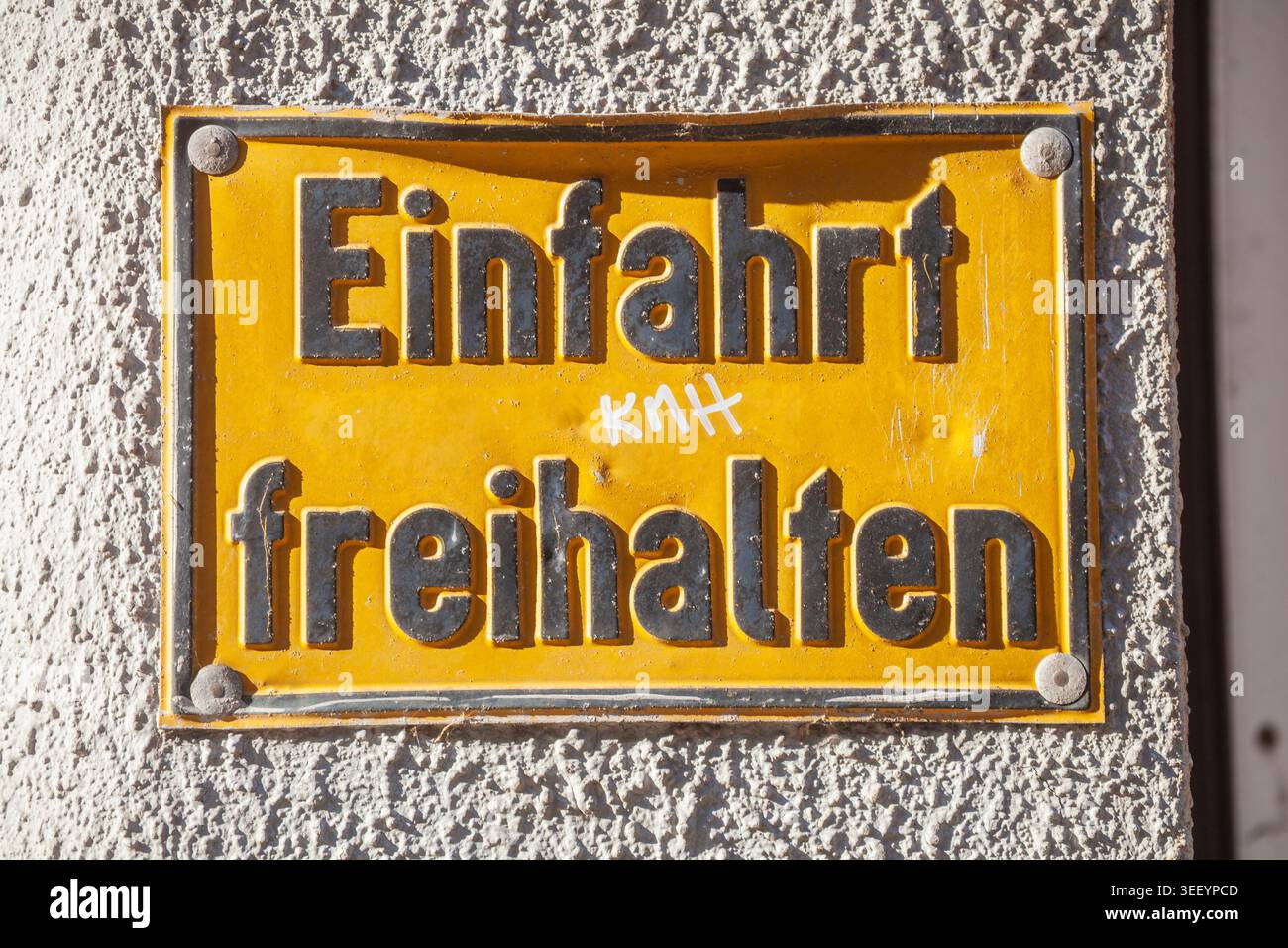 Gelbes Schild Einfahrt freihalten an einer Mauer, Deutschland Foto Stock