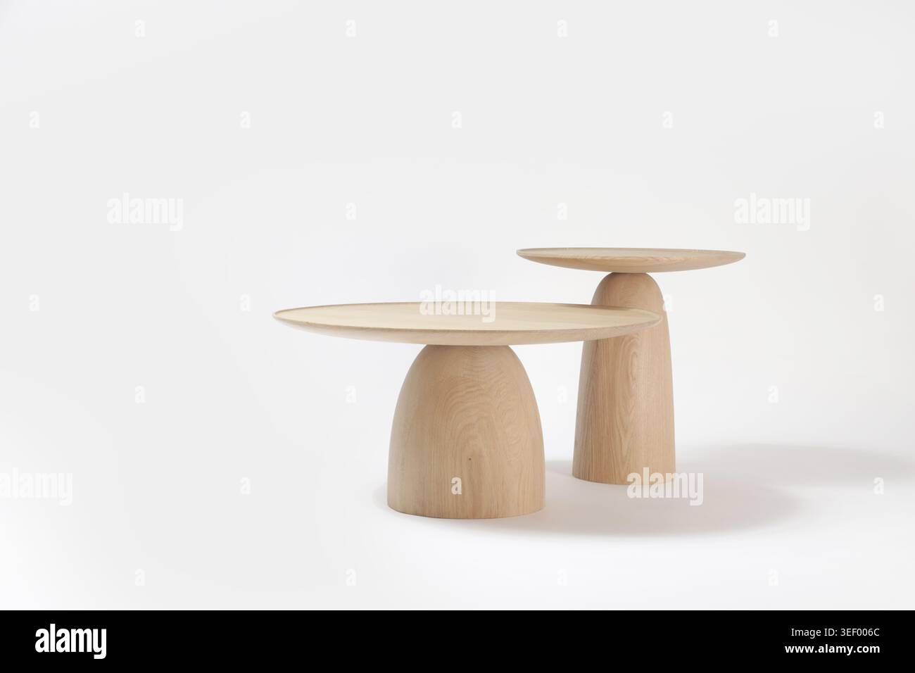 Tavolo in legno massello lavorato a mano su sfondo bianco - mobili di alta qualità e design artigianale senza tempo Foto Stock