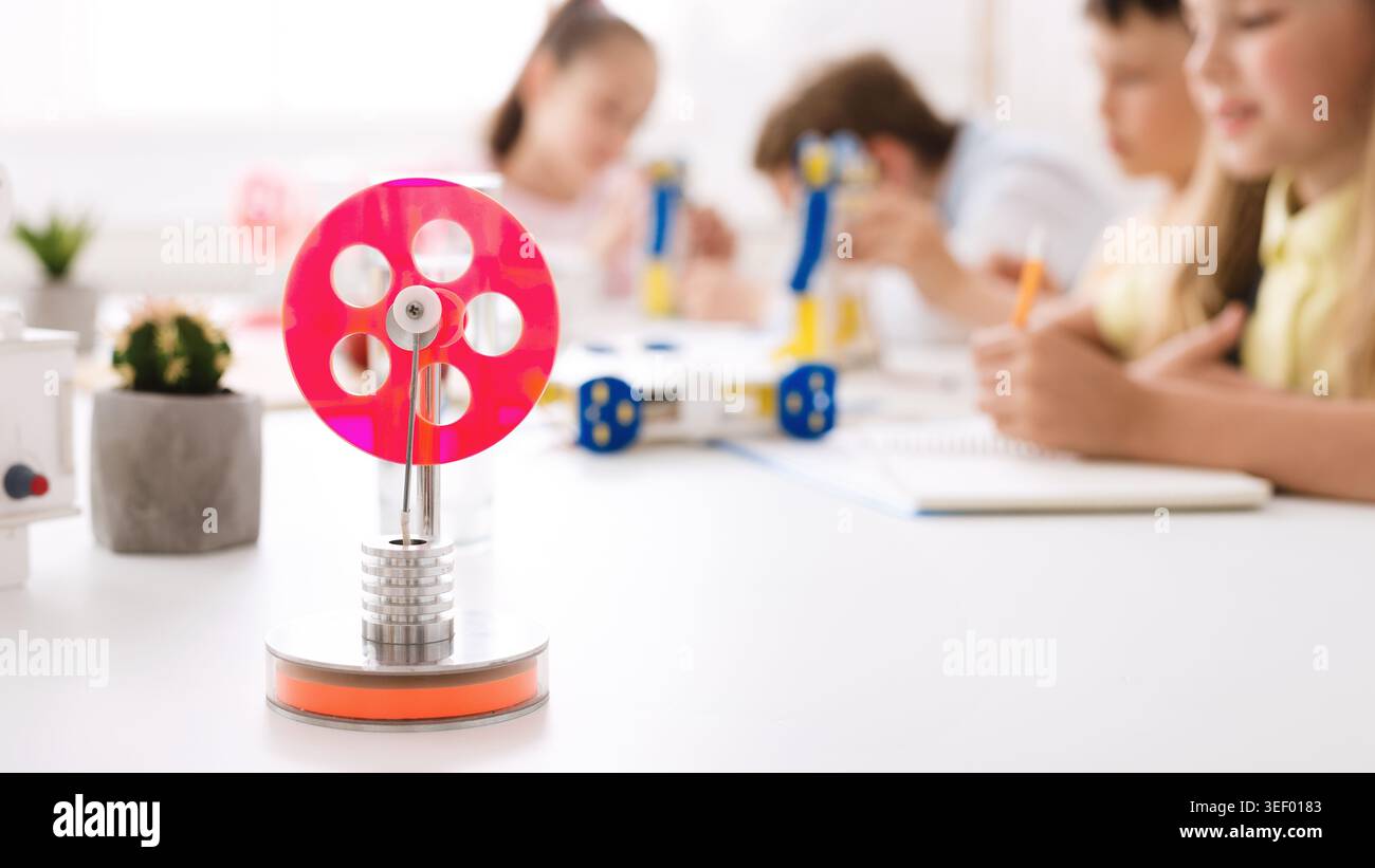 Gli studenti si sono impegnati in un progetto Hands On Science incentrato sui concetti di fisica in un ambiente in aula Foto Stock