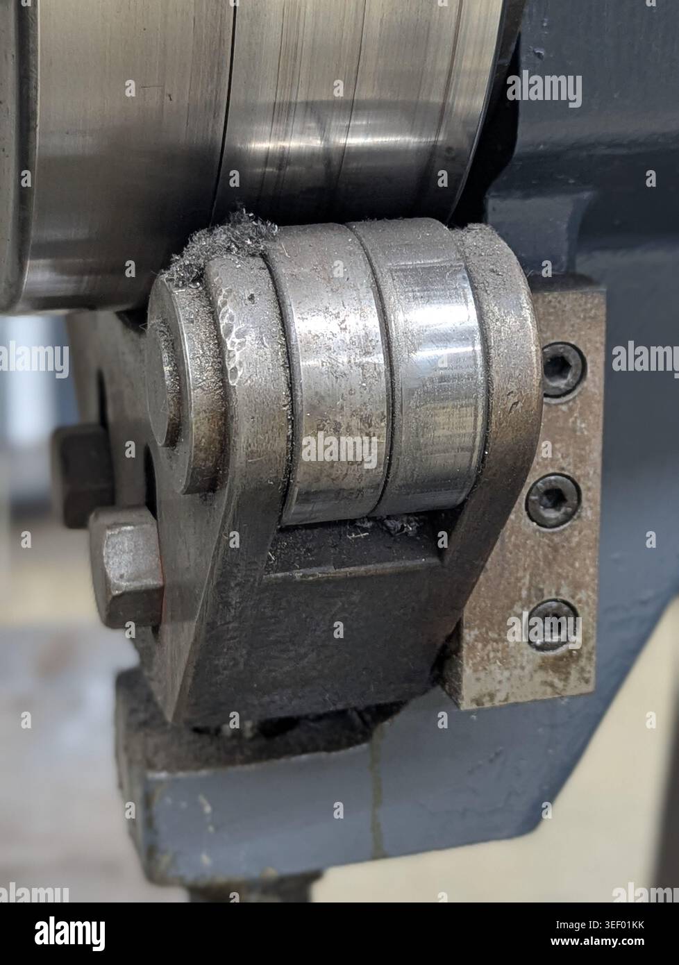 Primo piano del contatto del rullo e del giunto dell'albero concentrico che mostra le facce in metallo lucidato teste dei bulloni e blocco di montaggio evidenziando allineamento e trasferimento del carico Foto Stock