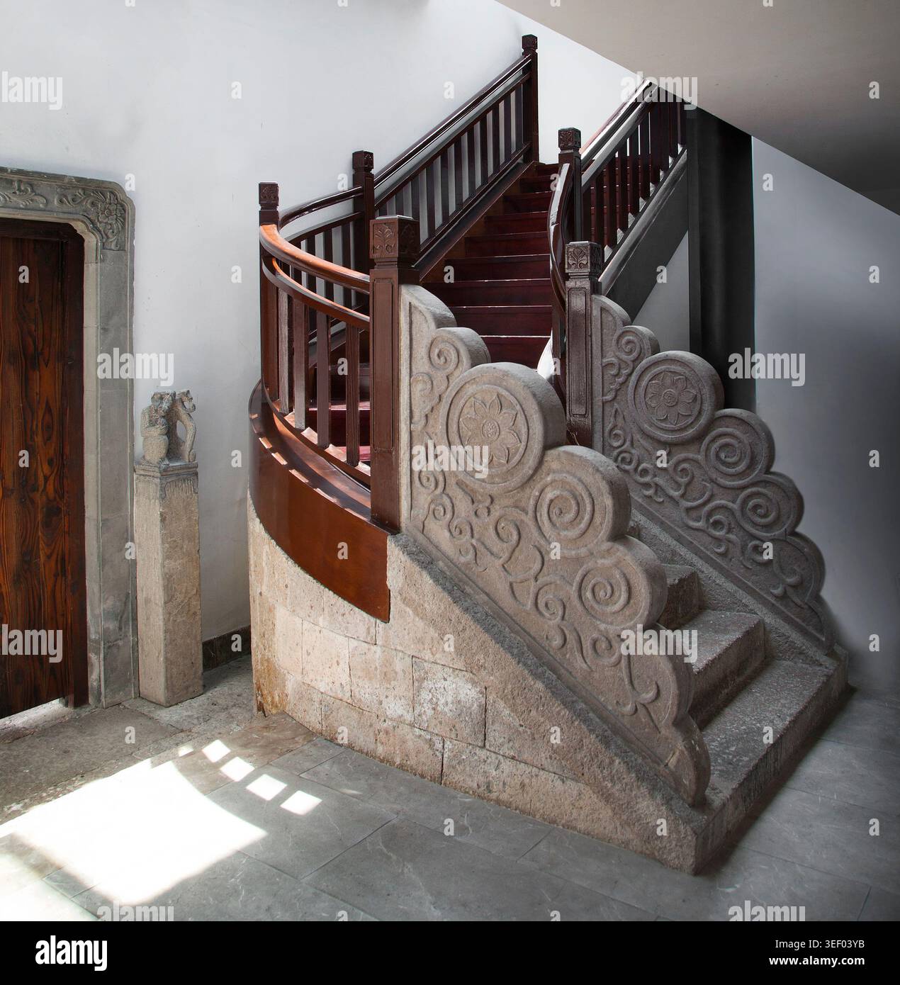 Dettaglio architettonico scale in pietra, balaustra in legno, Cina Foto Stock