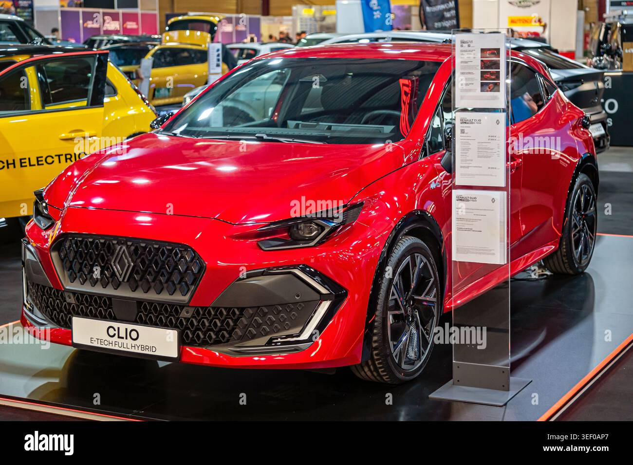 Riga, Lettonia - 24 aprile 2026: Renault Clio e-tech HYBRID mostra i dettagli del design al motorshow Foto Stock