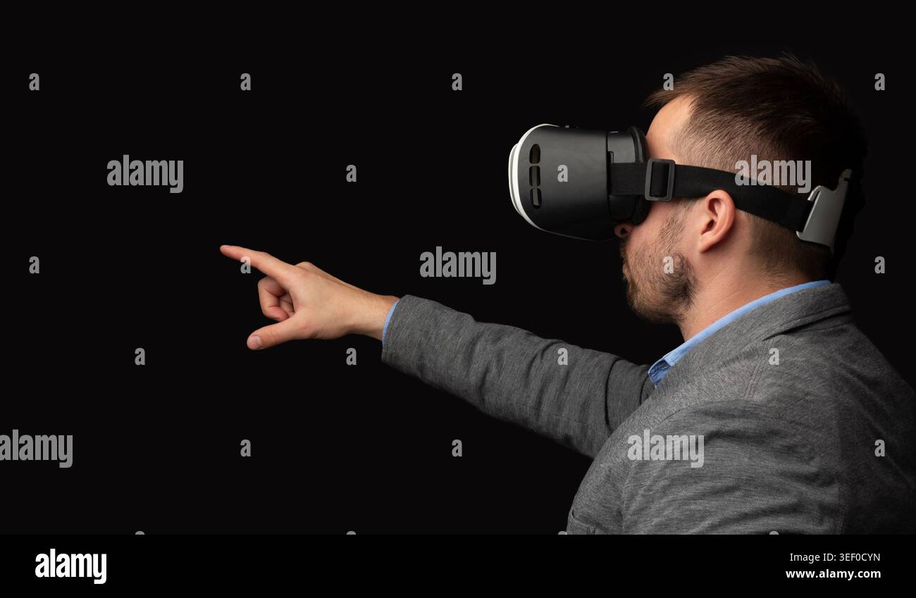 Esperienza di realtà virtuale coinvolgente con un auricolare in un ambiente buio Foto Stock